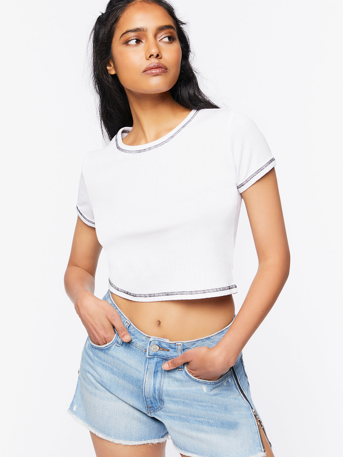 מכנסי ג'ינס קצרים בשילוב רוכסן