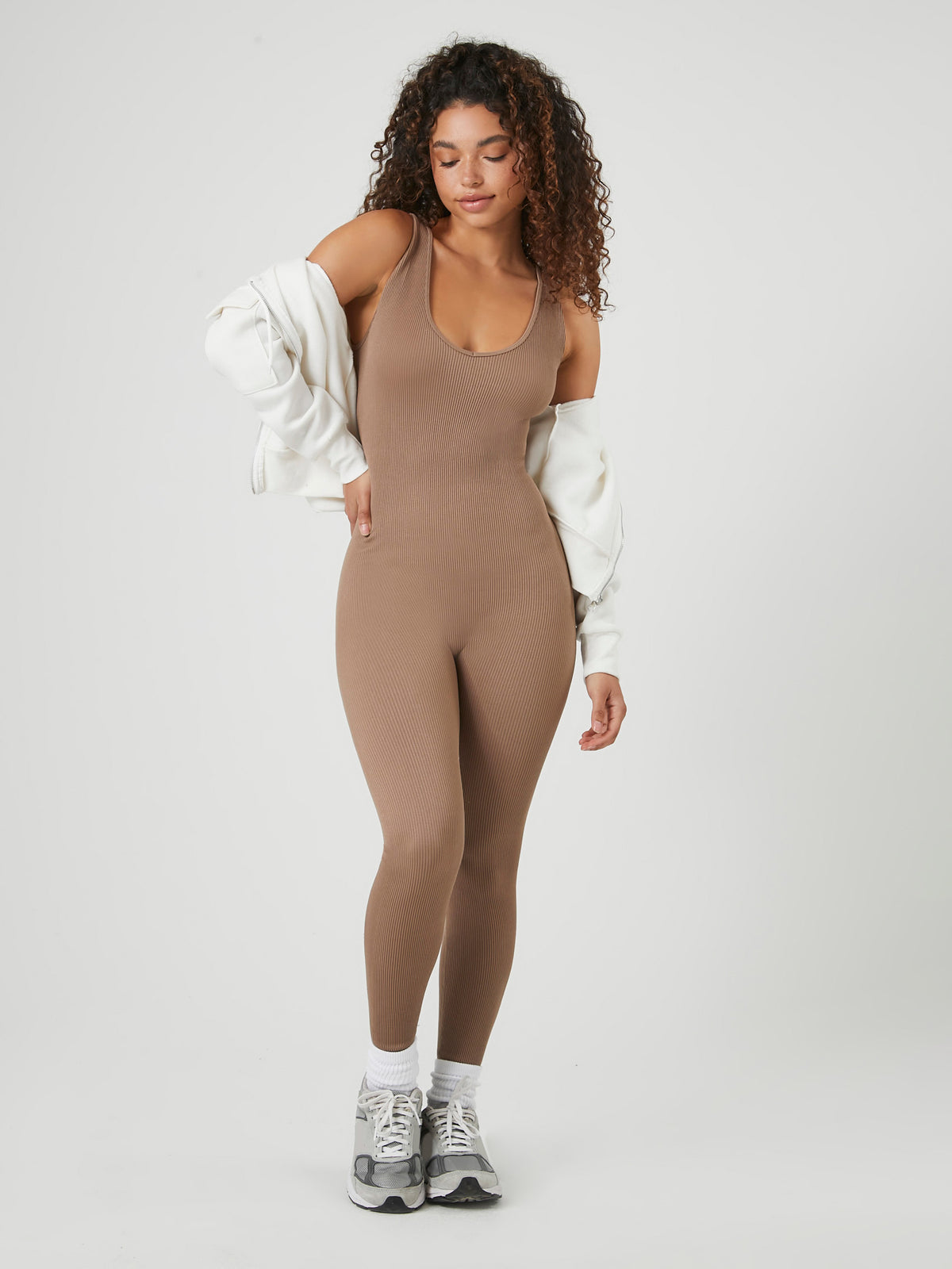 אוברול סרוג ללא תפרים עם מחשוף עמוק וגזרה צמודה