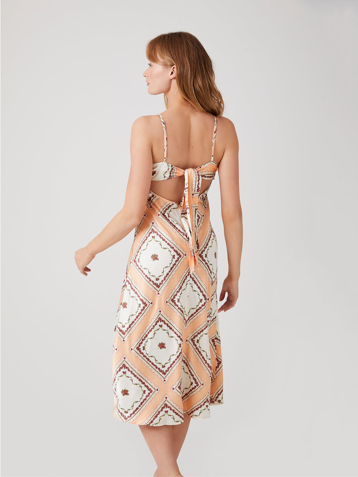 שמלת מידי במראה סאטן