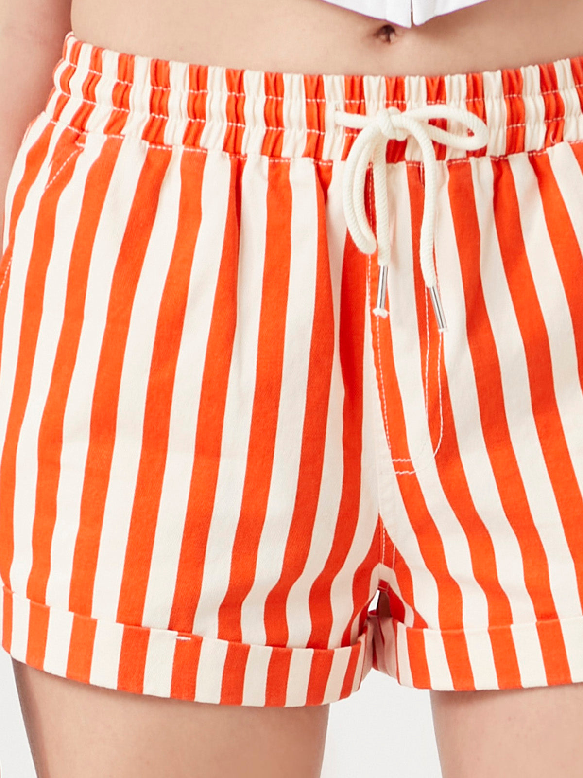 מכנסיים קצרים בדוגמת פסים