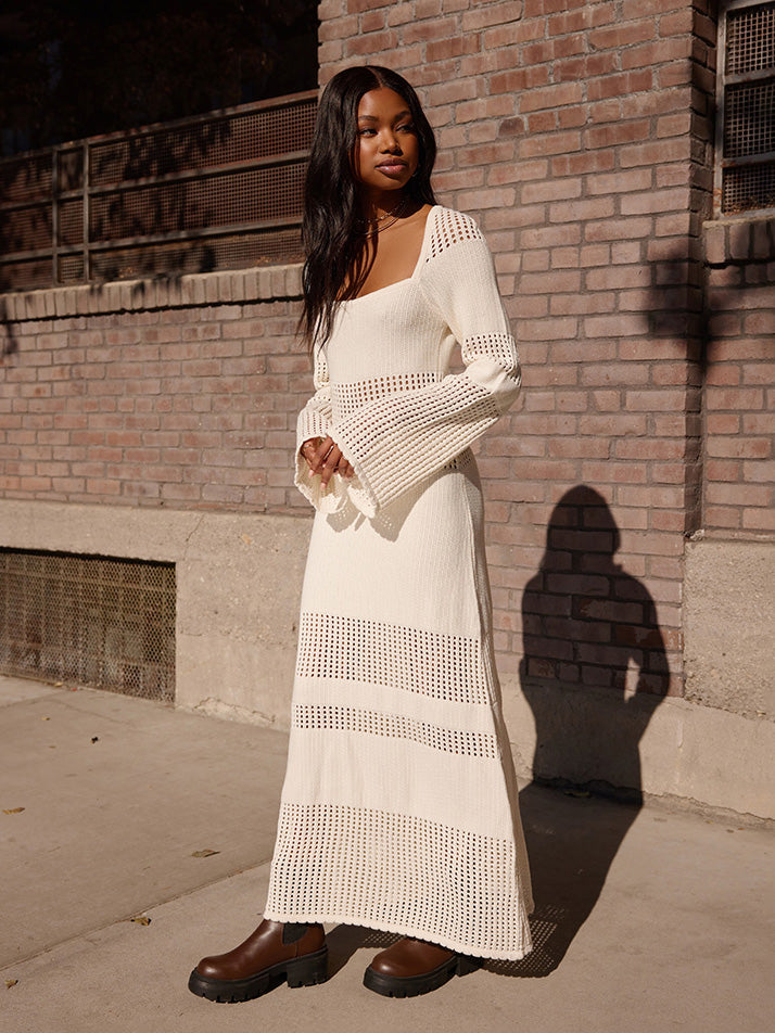 שמלת מקסי סרוגה עם שרוולי פעמון ועיטור מסולסל