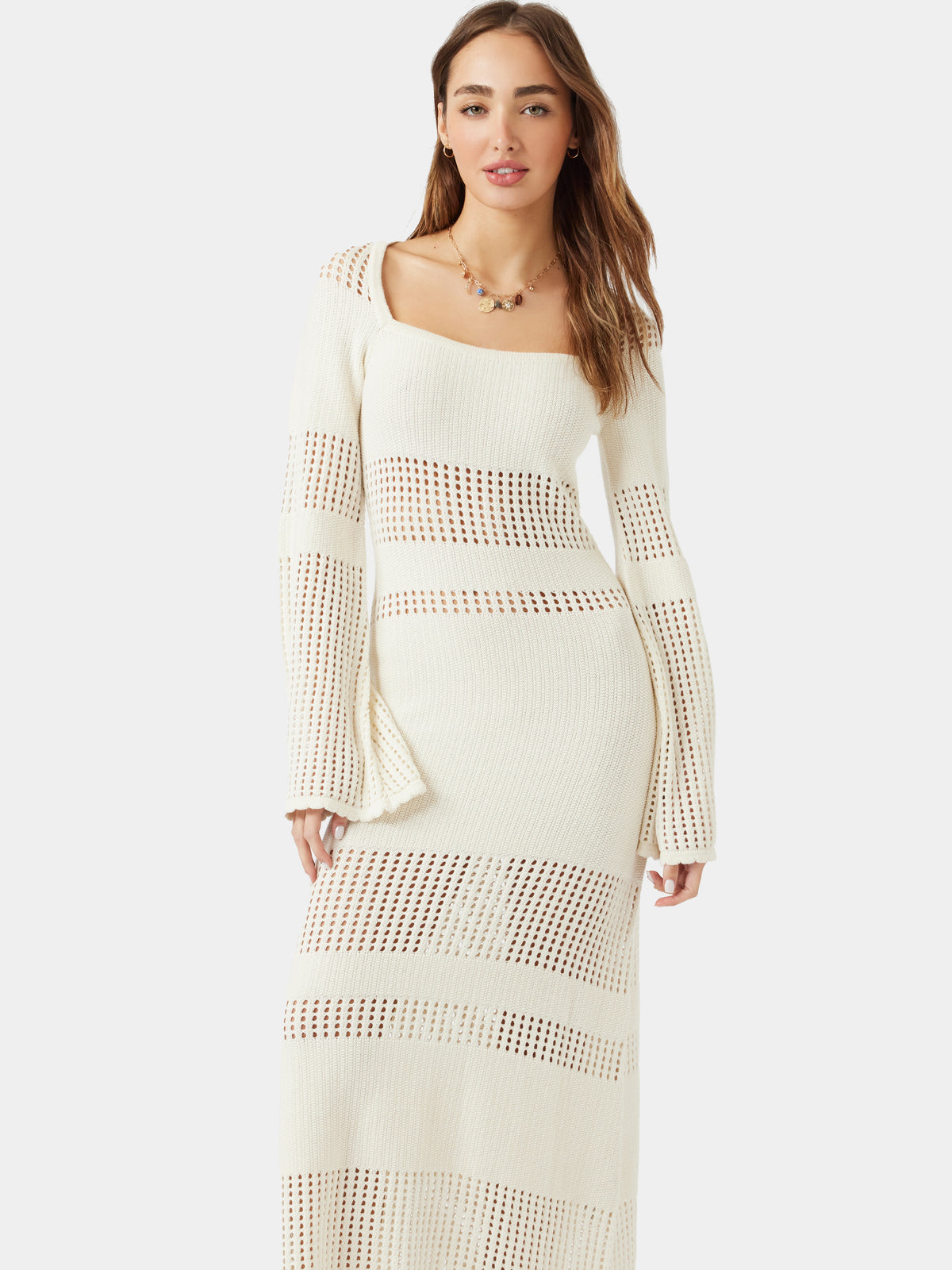 שמלת מקסי סרוגה עם שרוולי פעמון ועיטור מסולסל