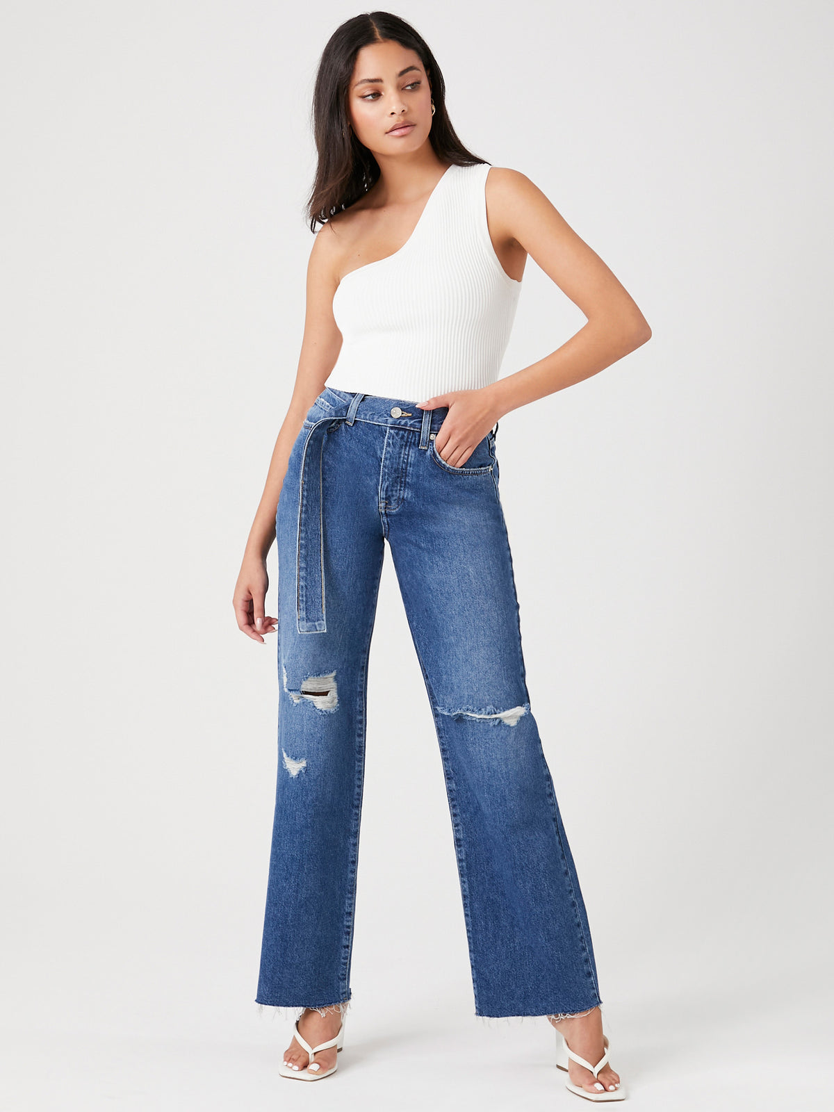 ג'ינס בשילוב חגורת מותן ארוכה