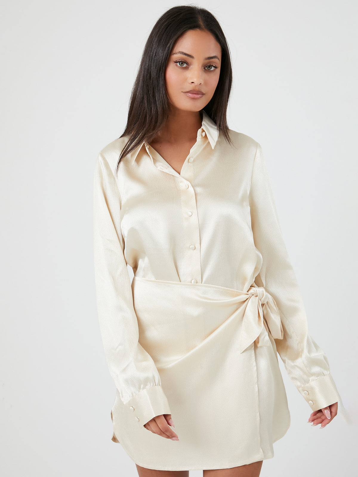 שמלת סאטן בשילוב קשירה