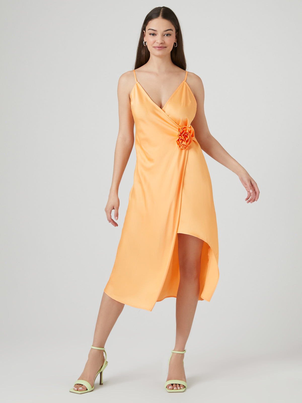 שמלת סאטן בשילוב פרח