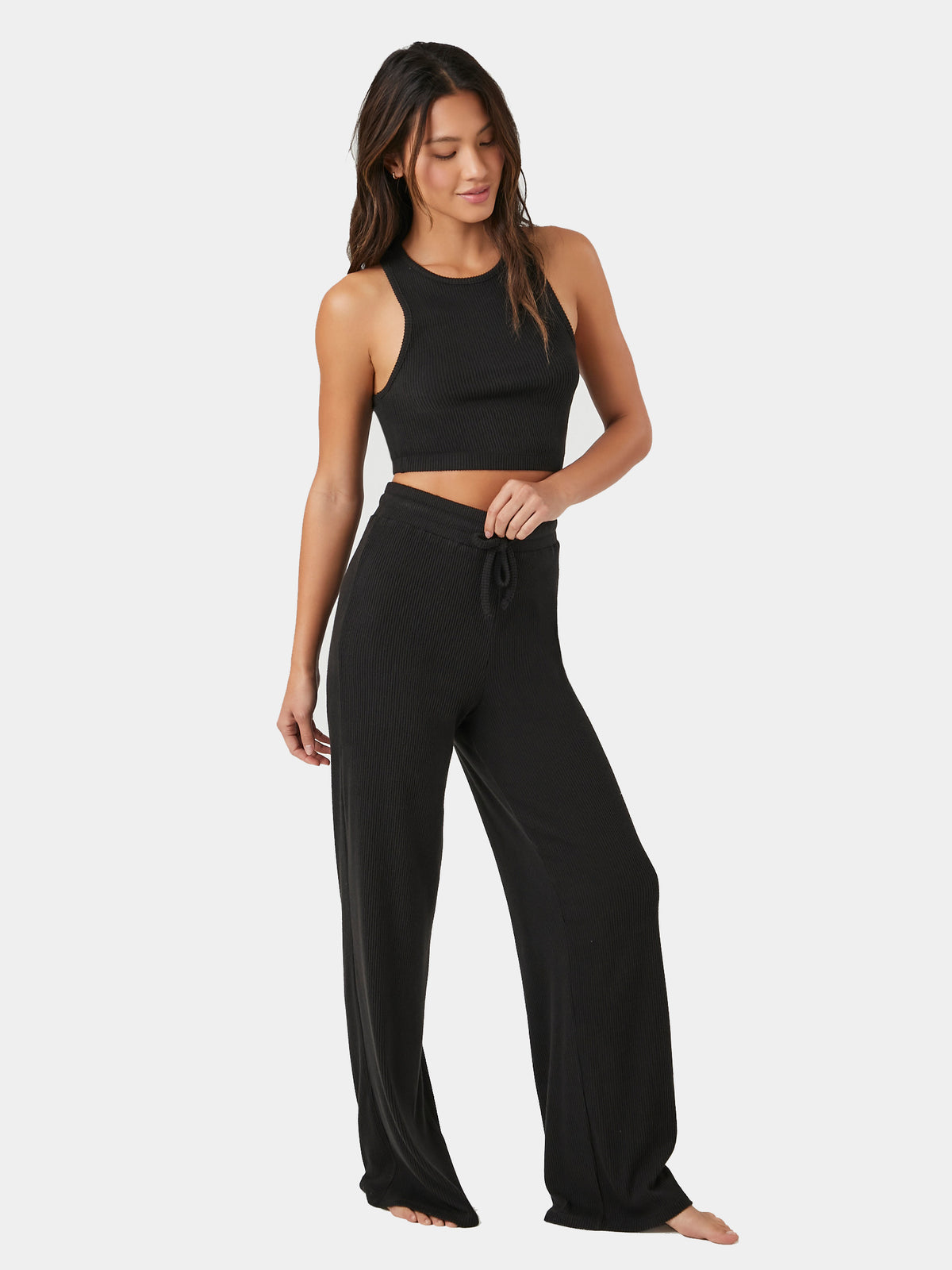 סט סרוג בצלעות עם טופ קרופ ומכנסי שרוך