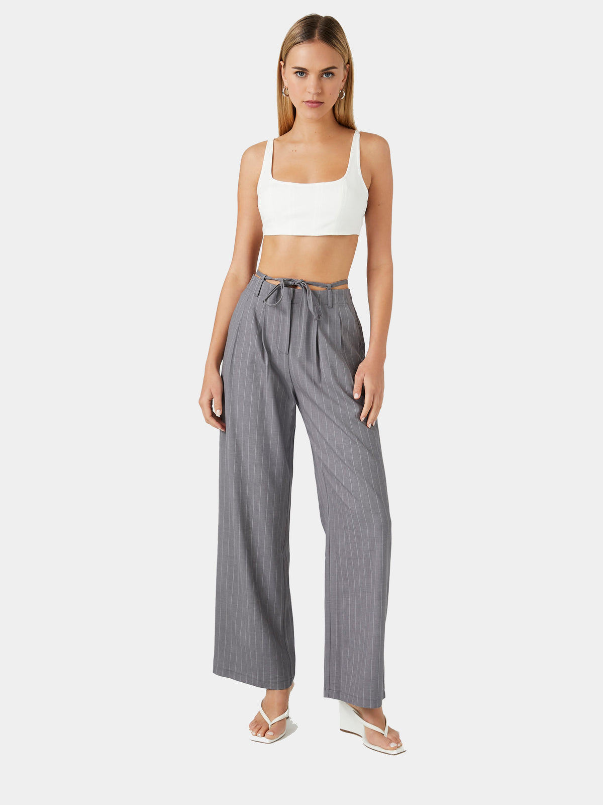 מכנסי פסים בגזרה גבוהה עם חגורת קשירה וגזרה רחבה