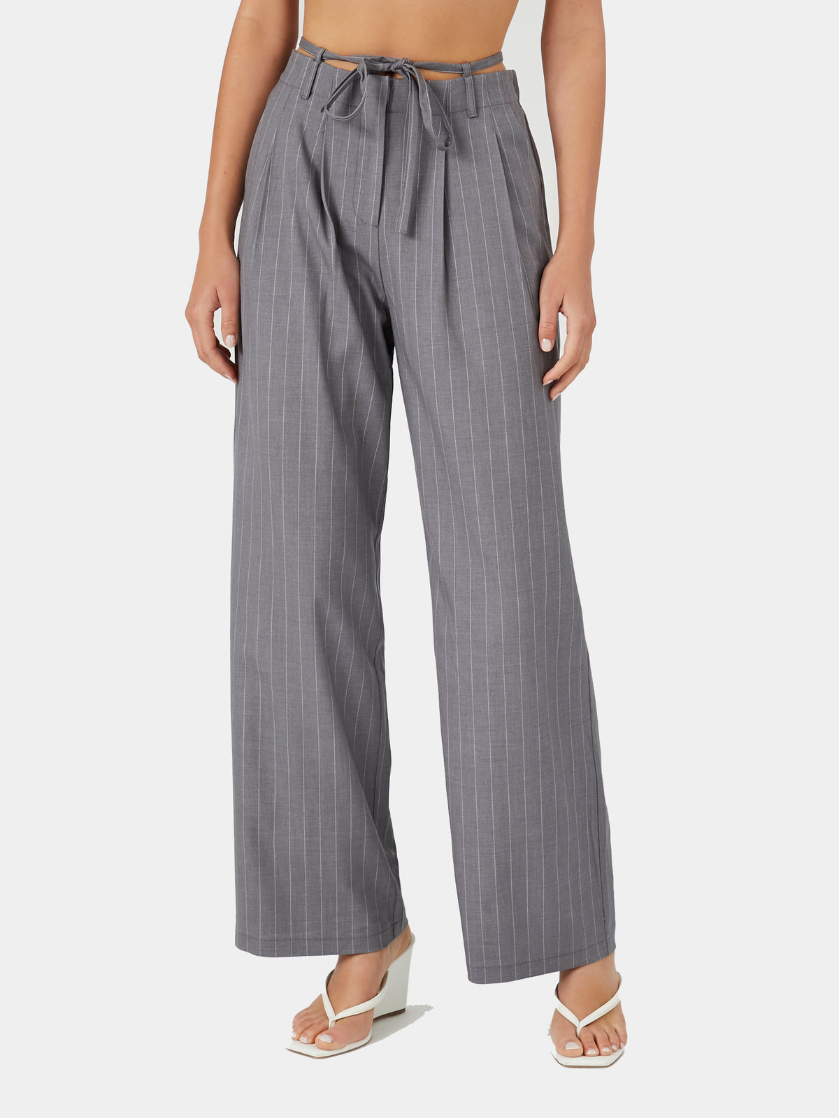 מכנסי פסים בגזרה גבוהה עם חגורת קשירה וגזרה רחבה