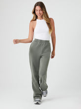 מכנסי פליז עם מותן אלסטית וכיסי צד בתפר