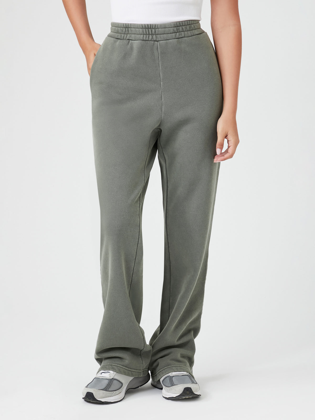 מכנסי פליז עם מותן אלסטית וכיסי צד בתפר