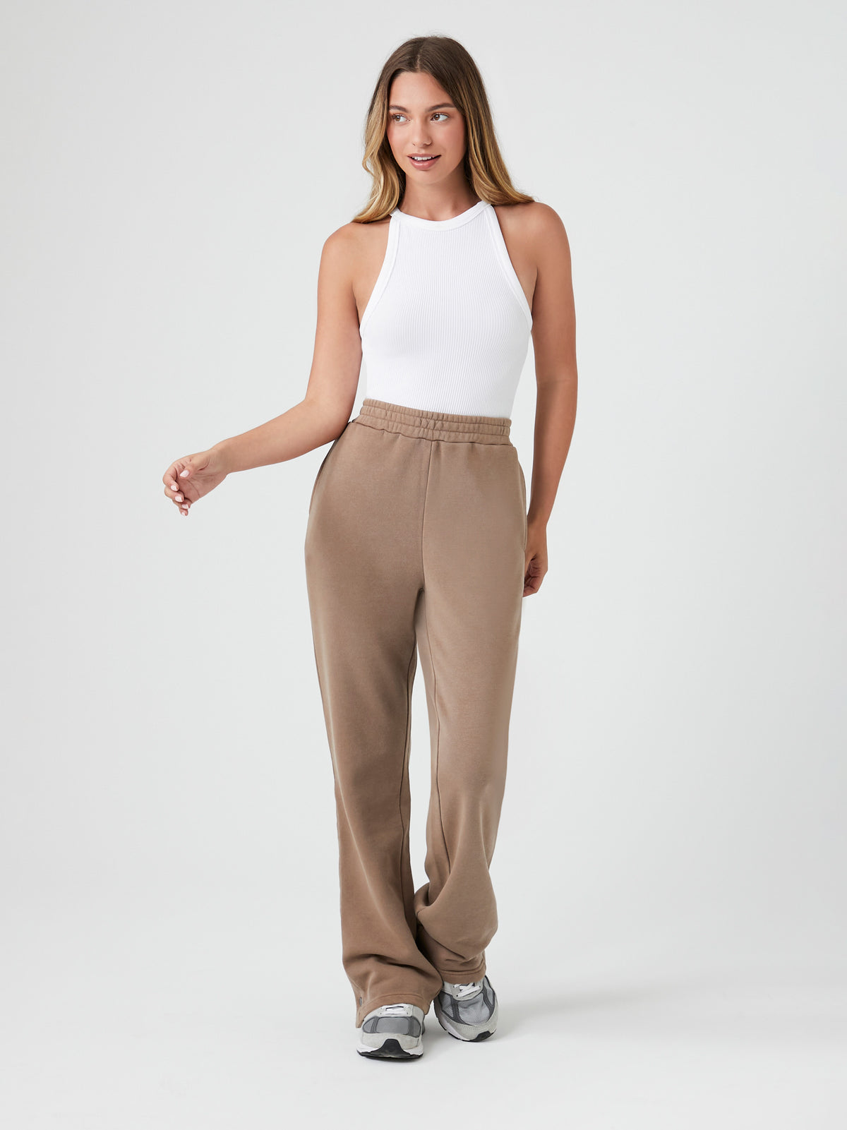 מכנסי פליז עם מותן אלסטית וכיסי צד בתפר