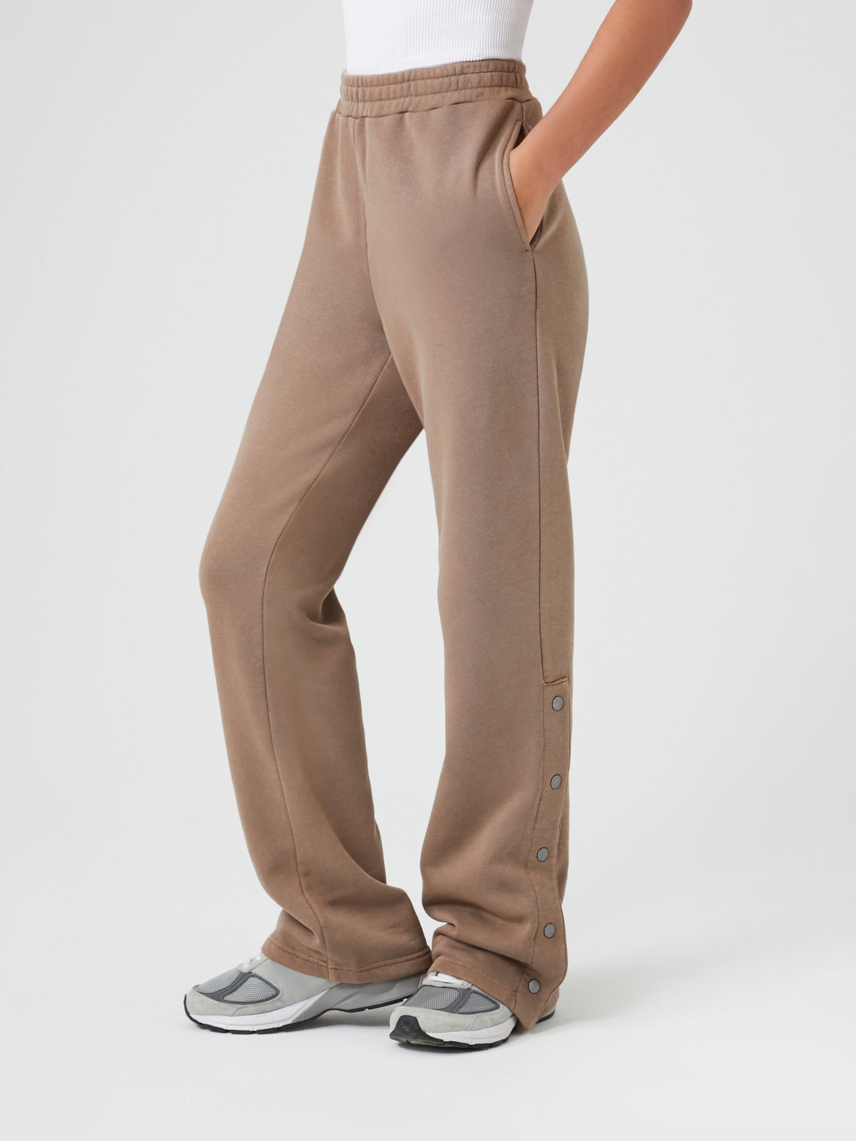 מכנסי פליז עם מותן אלסטית וכיסי צד בתפר