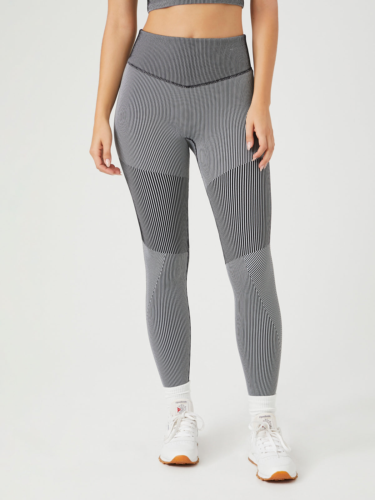 טייץ ספורטיבי עם מותן גבוהה וגזרה מחטבת