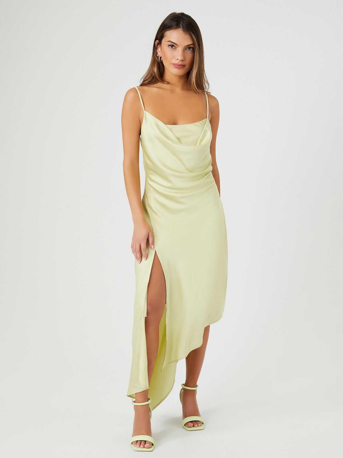 שמלת סאטן נשפכת