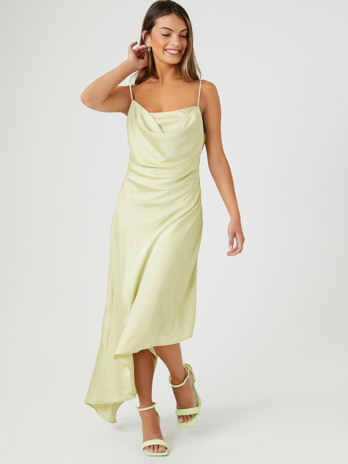 שמלת סאטן נשפכת