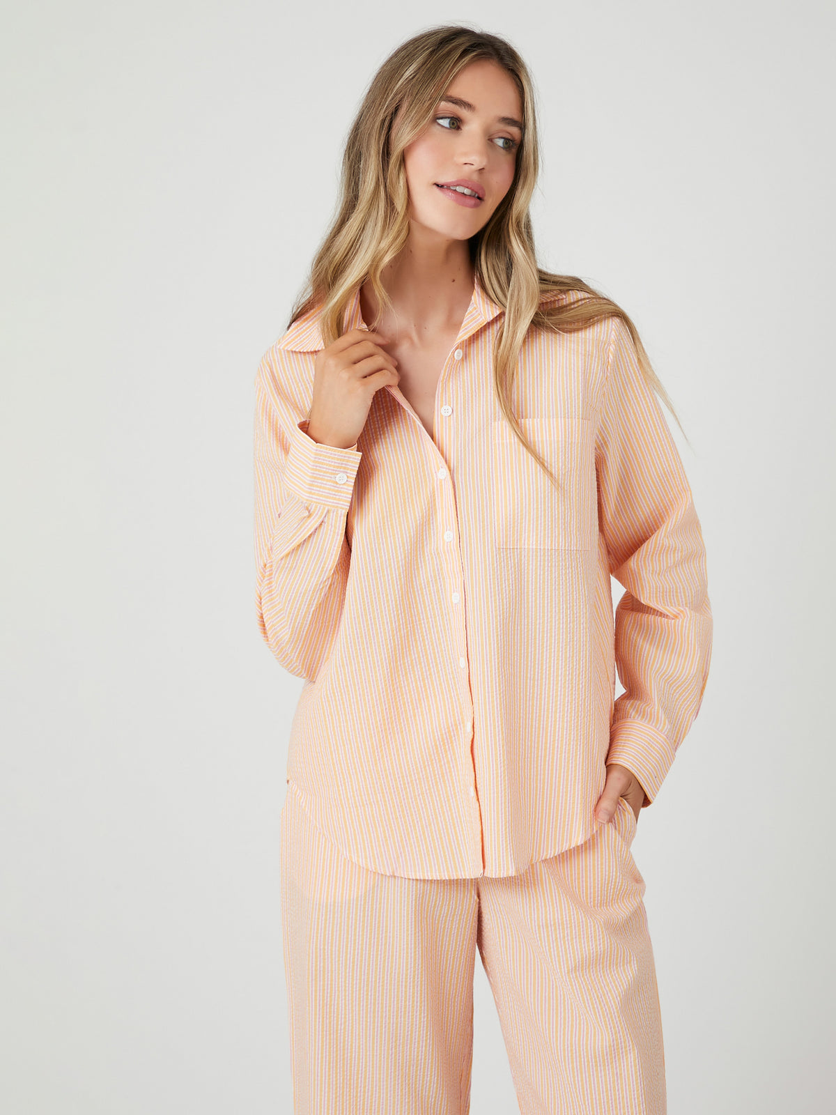 חולצת פיג'מה עם פסים דקים