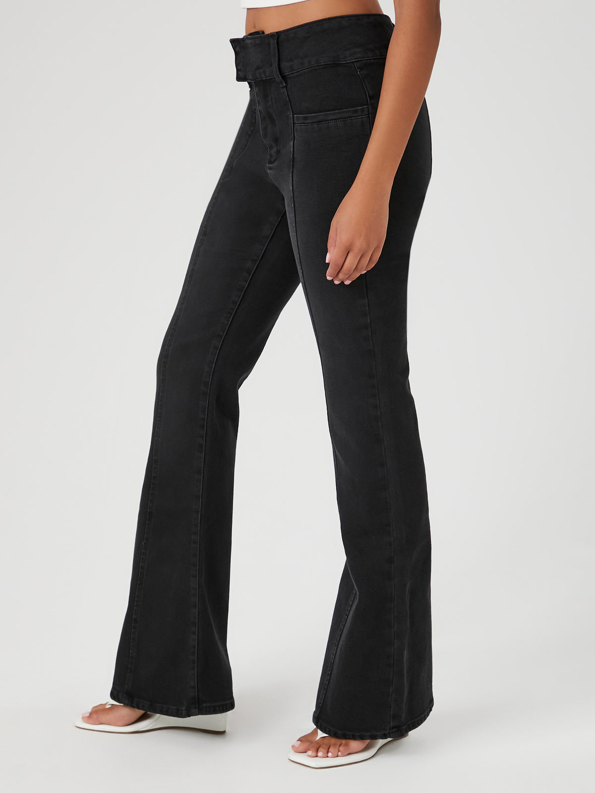 ג'ינס פדלפון עם תפרים חשופים ומותן בגובה בינוני