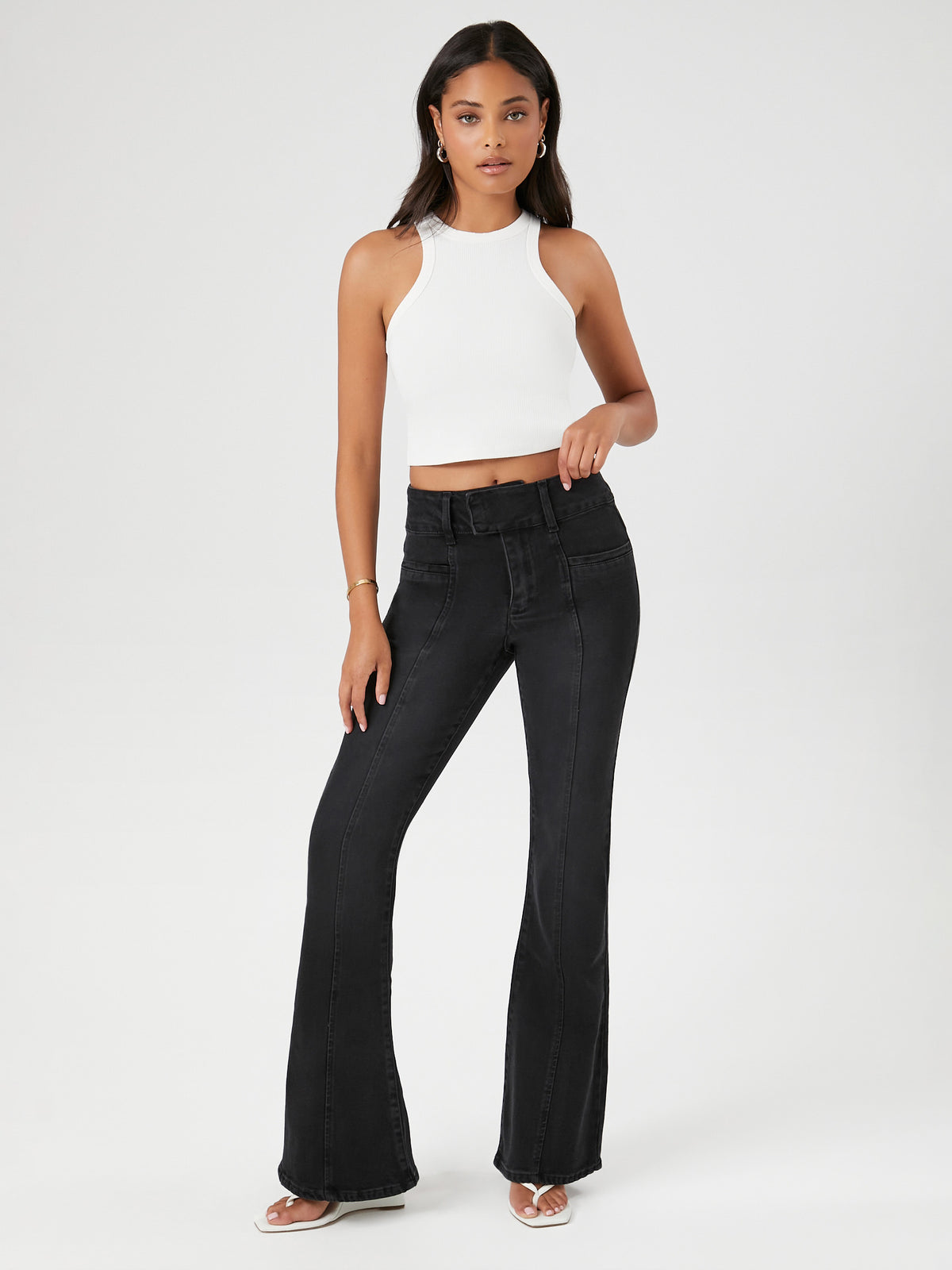 ג'ינס פדלפון עם תפרים חשופים ומותן בגובה בינוני