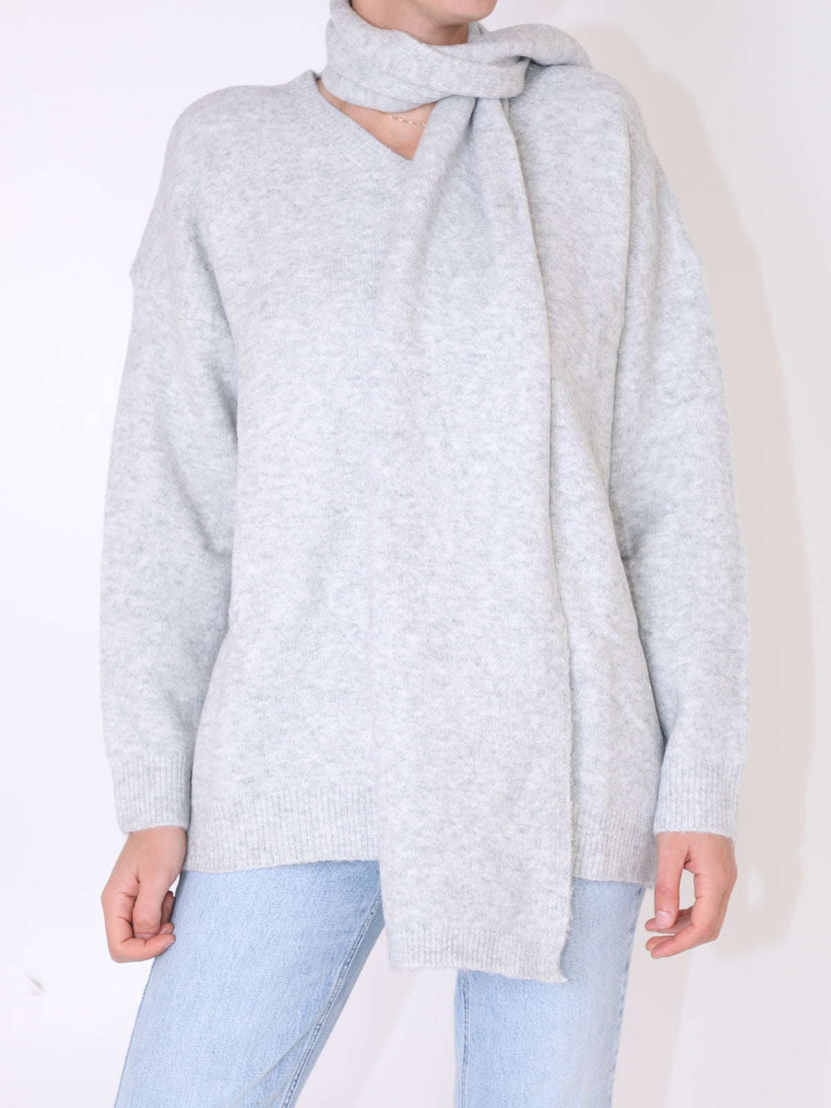 סריג וי עם צעיף דק