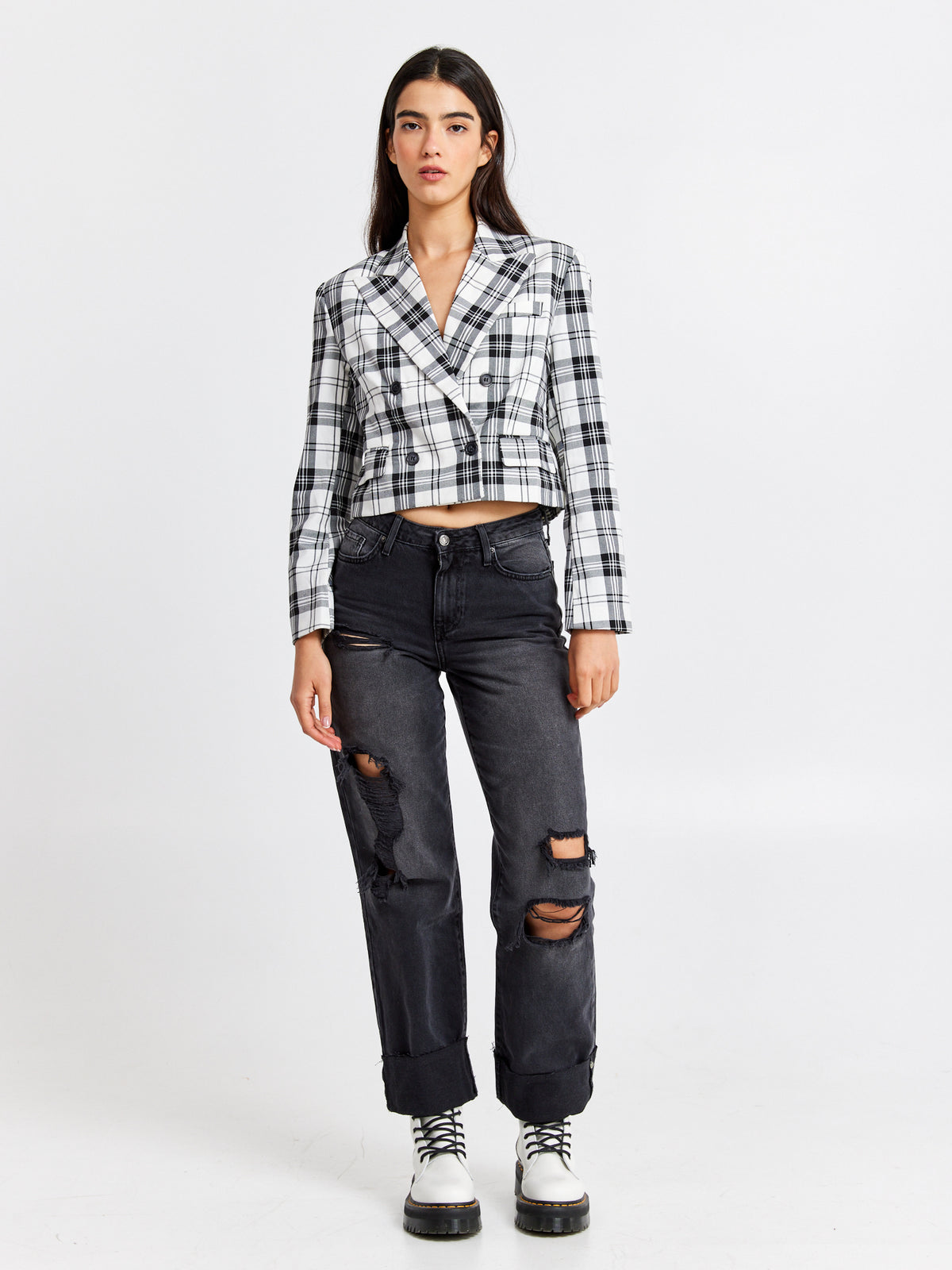 מכנסי ג'ינס ארוכים עם קרעים