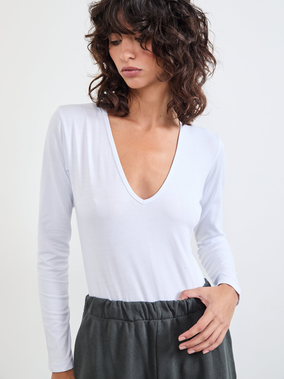 בגד גוף עם מפתח וי עמוק