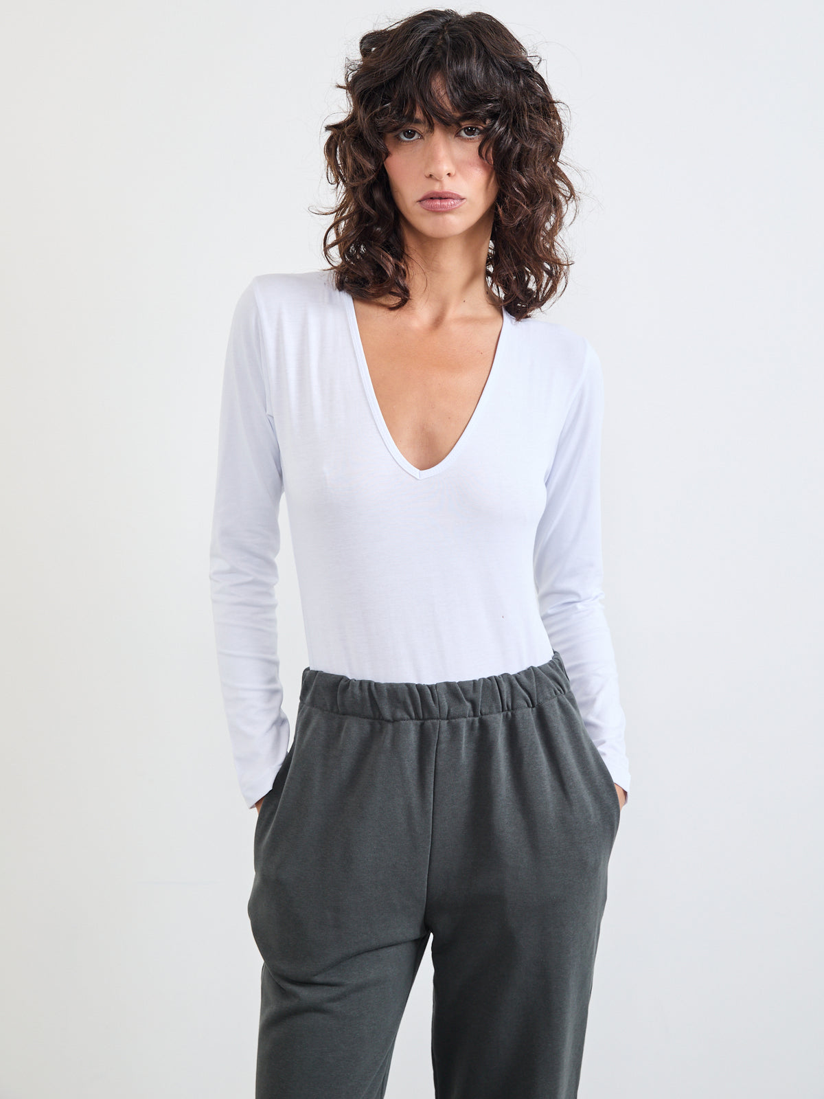 בגד גוף עם מפתח וי עמוק