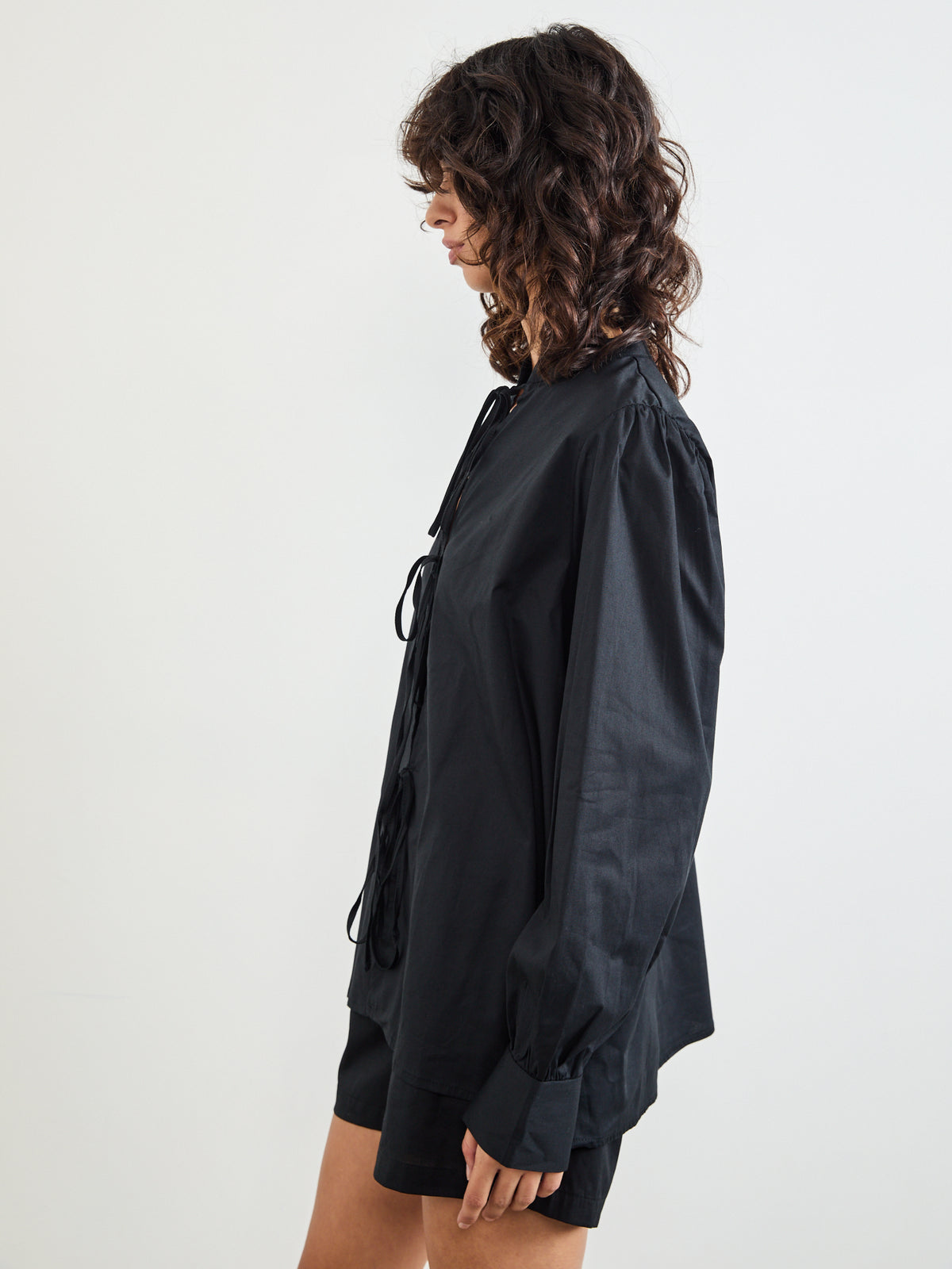 חולצה בשילוב קשירה בחזית