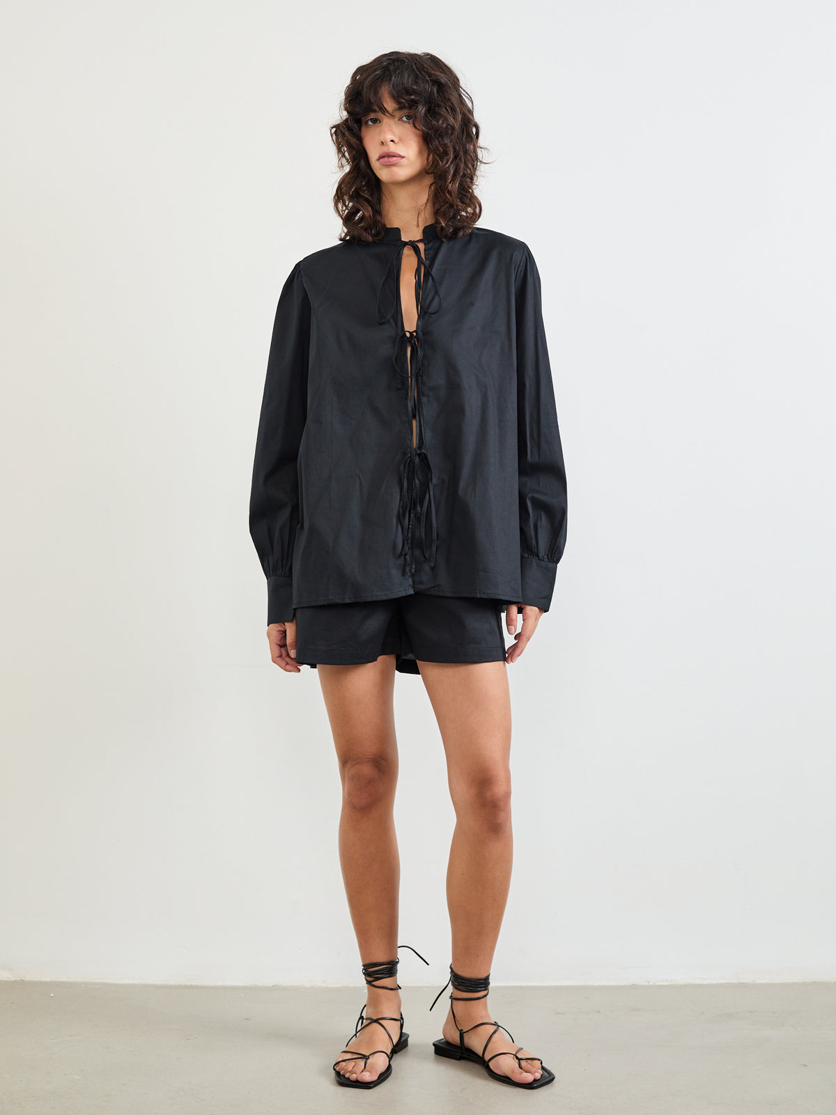 חולצה בשילוב קשירה בחזית