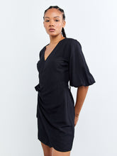 שמלת מעטפת בשילוב שרוולים נפוחים