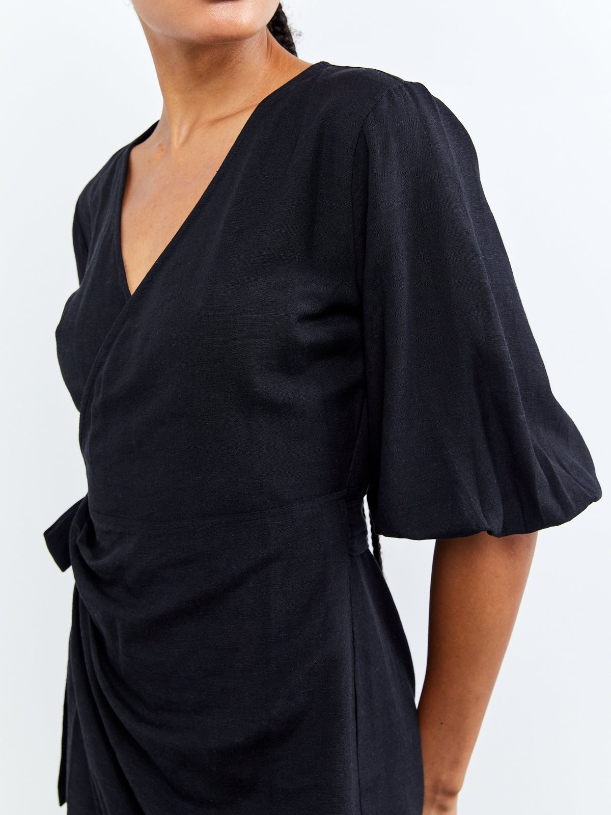 שמלת מעטפת בשילוב שרוולים נפוחים