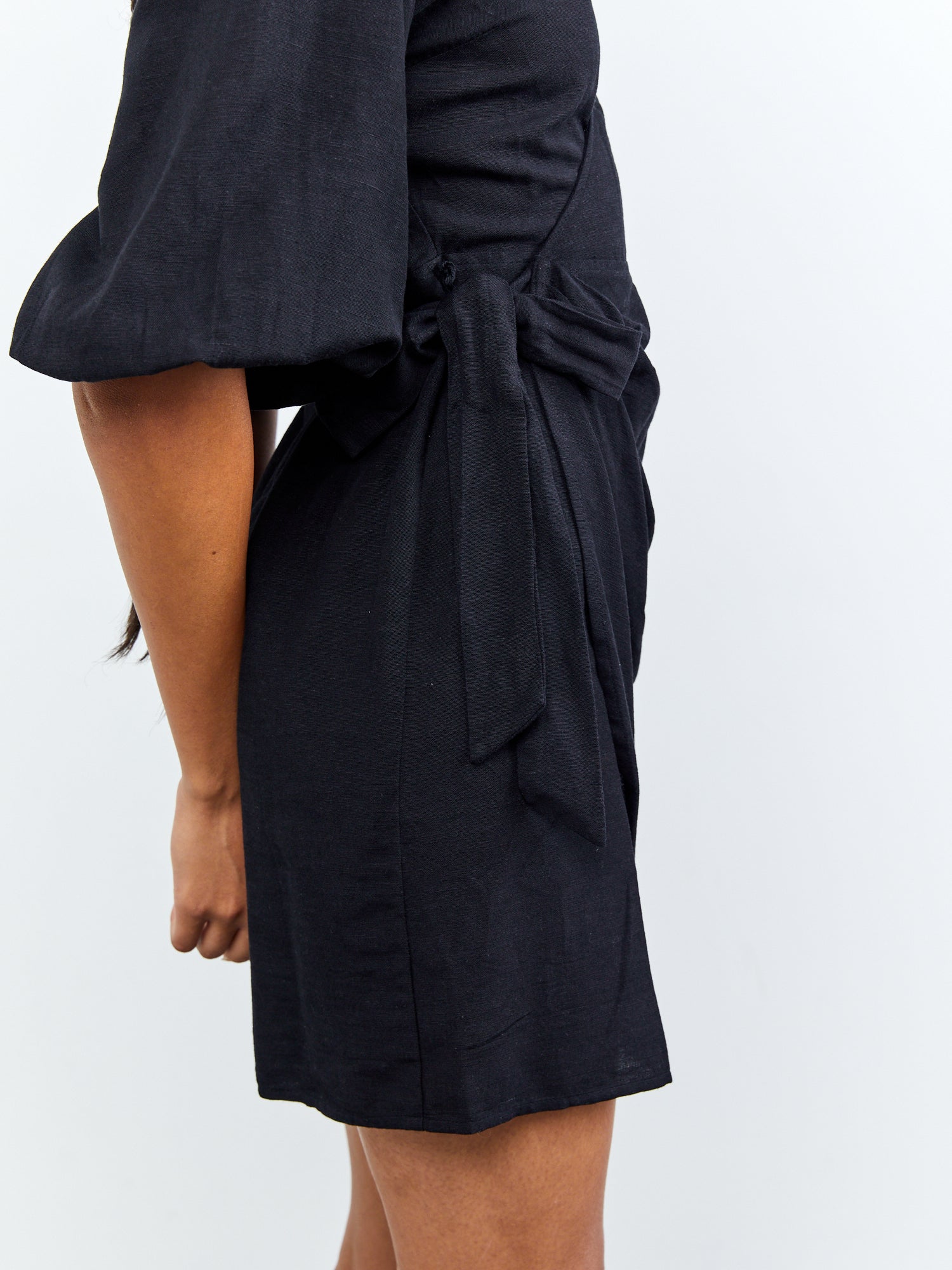 שמלת מעטפת בשילוב שרוולים נפוחים- NA-KD|נייקד