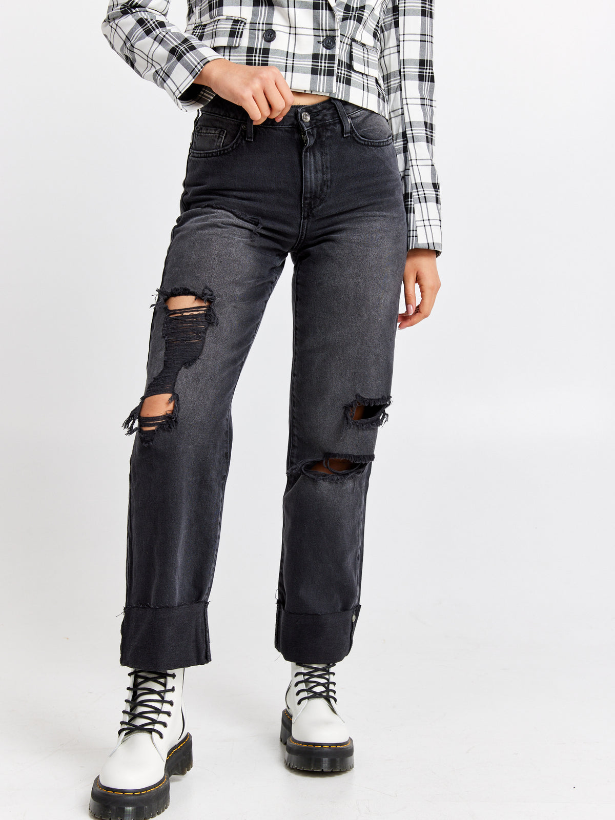 מכנסי ג'ינס ארוכים עם קרעים