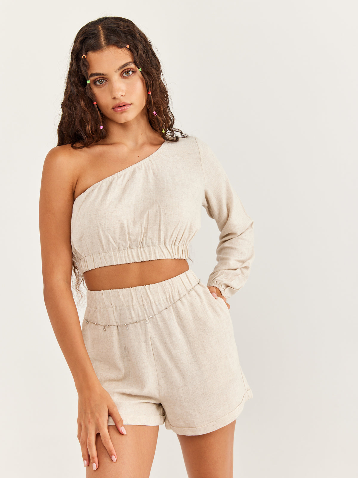 סט מכנסיים קצרים וחולצת שרוול אחד