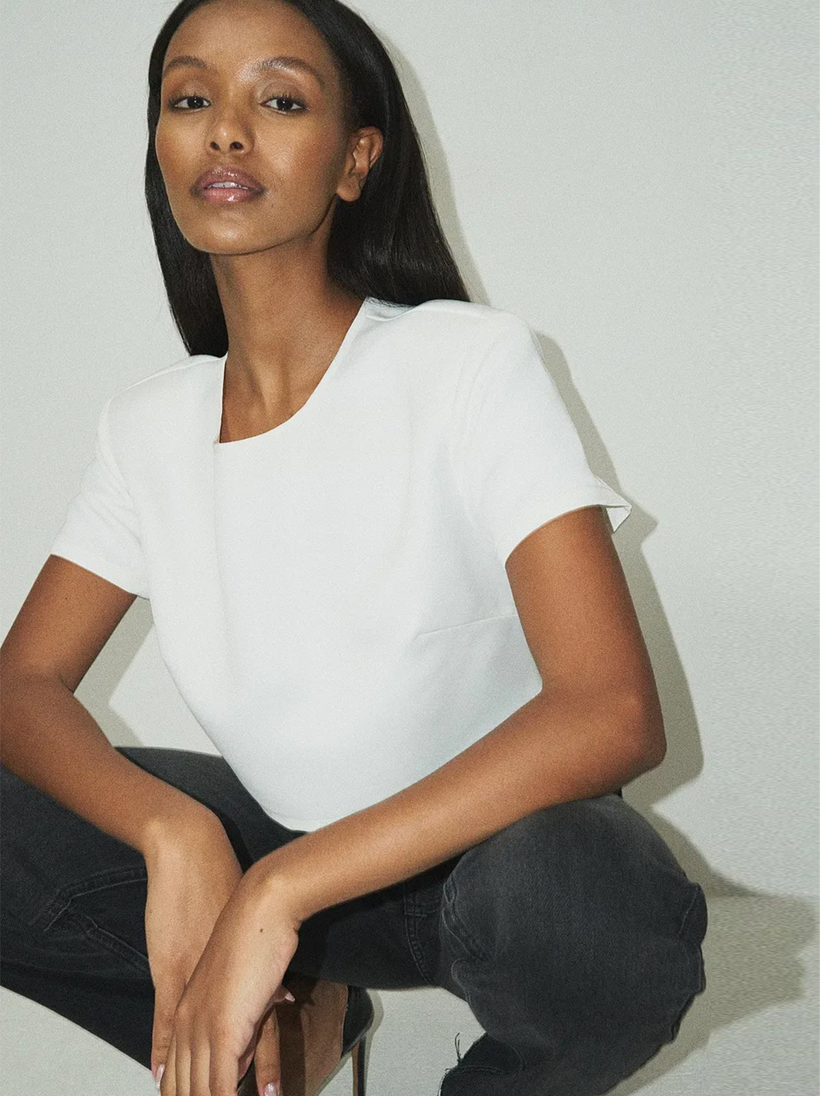 חולצת סאטן קרופ עם כריות כתפיים LOVISA BARKMAN X NA-KD