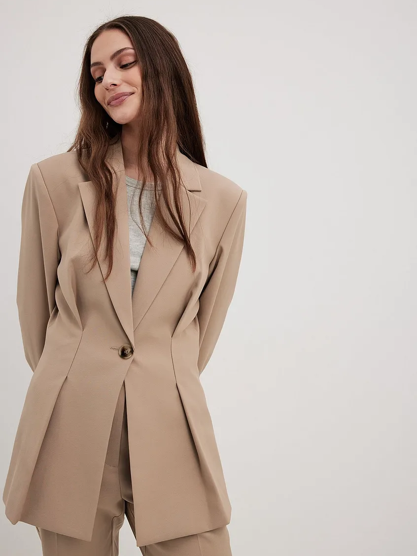 בלייזר מחוייט בגזרה צרה