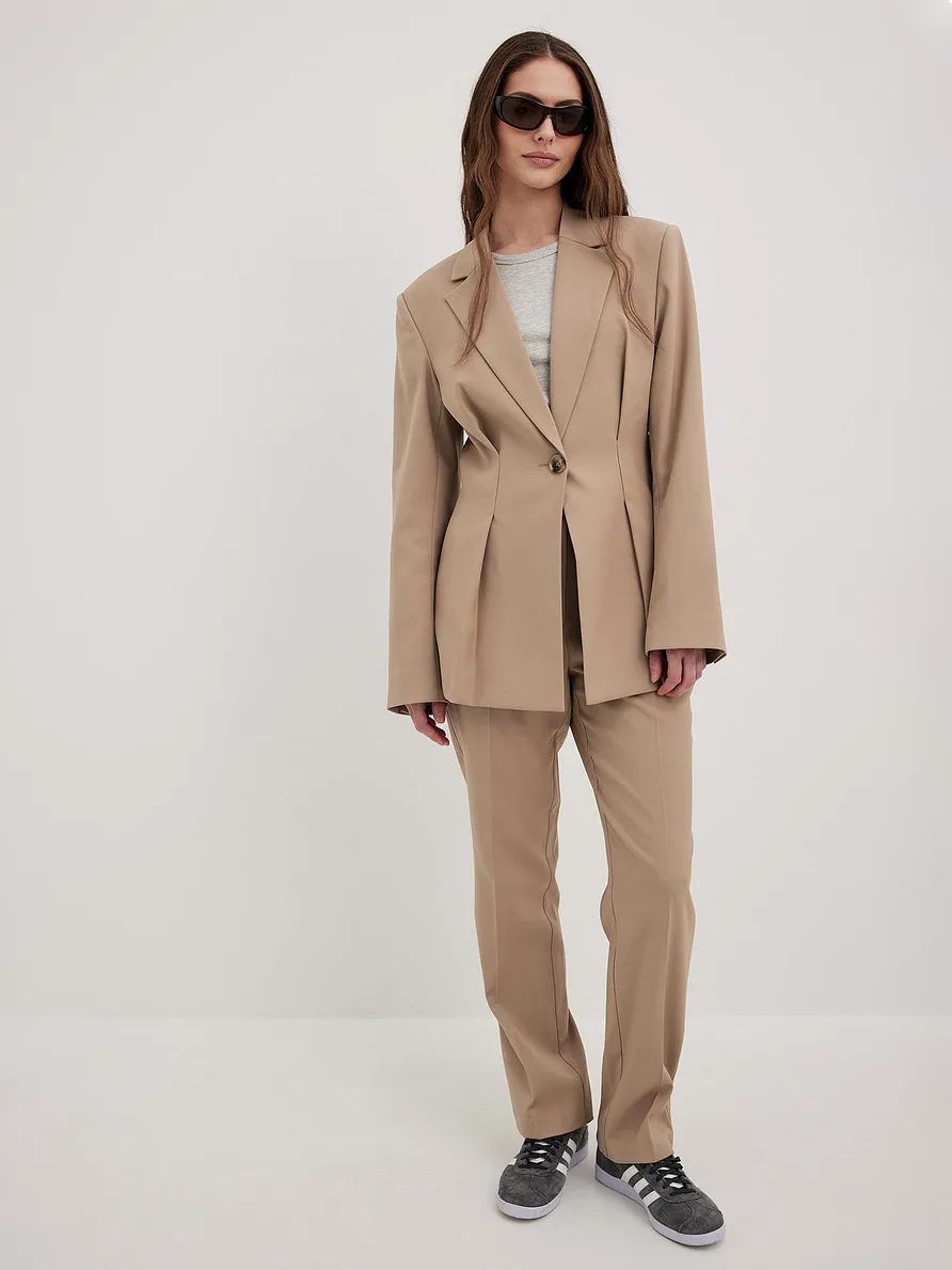 בלייזר מחוייט בגזרה צרה