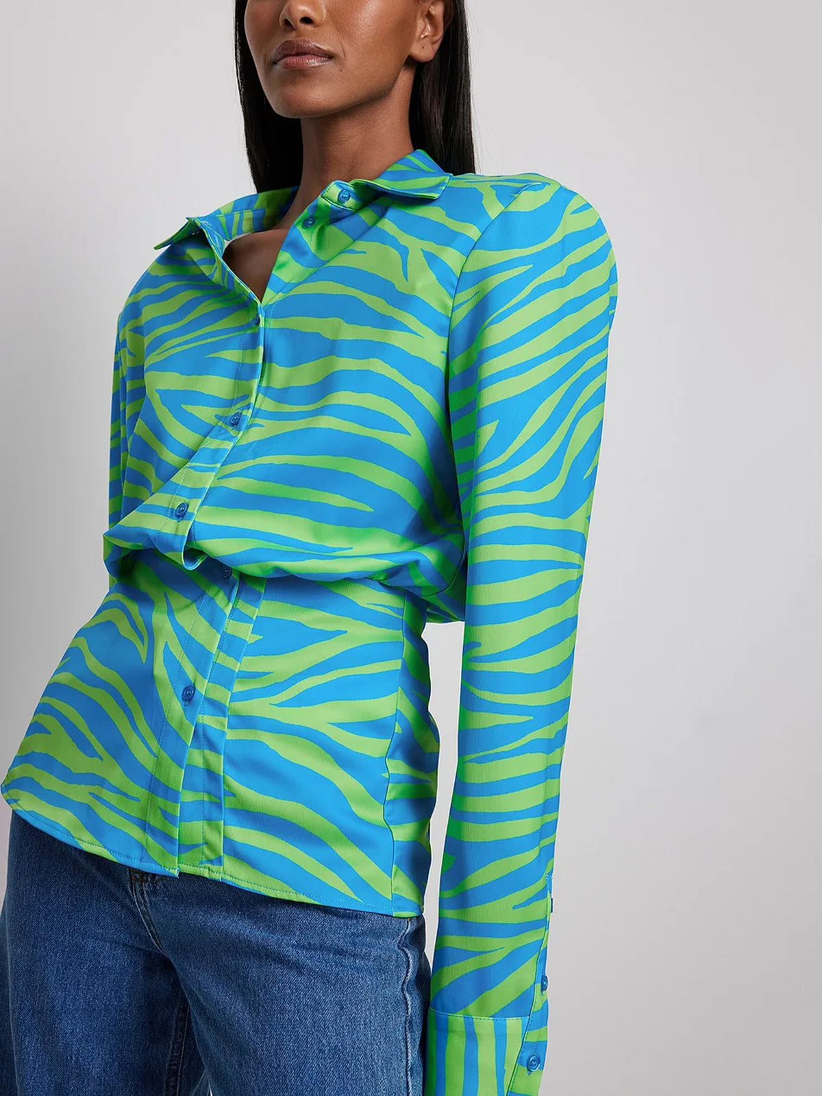 חולצה מכופתרת סאטן עם כריות כתפיים JANKA POLLIANI X NA-KD