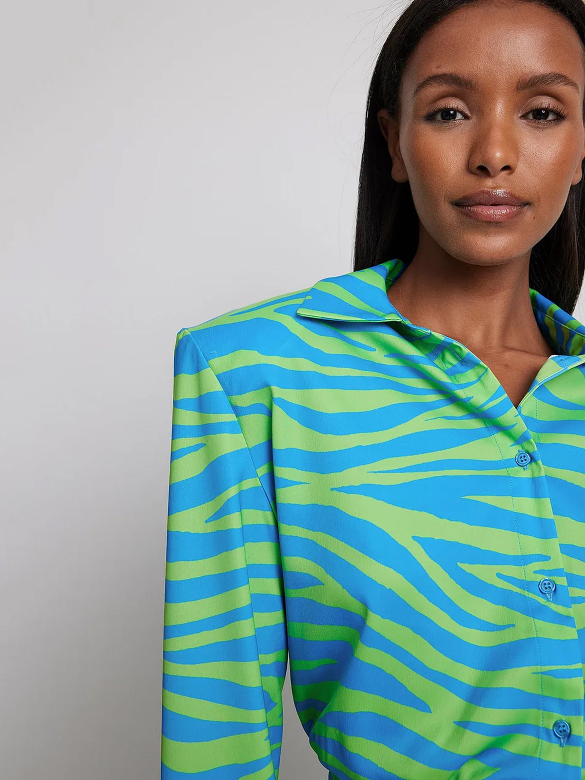 חולצה מכופתרת סאטן עם כריות כתפיים JANKA POLLIANI X NA-KD