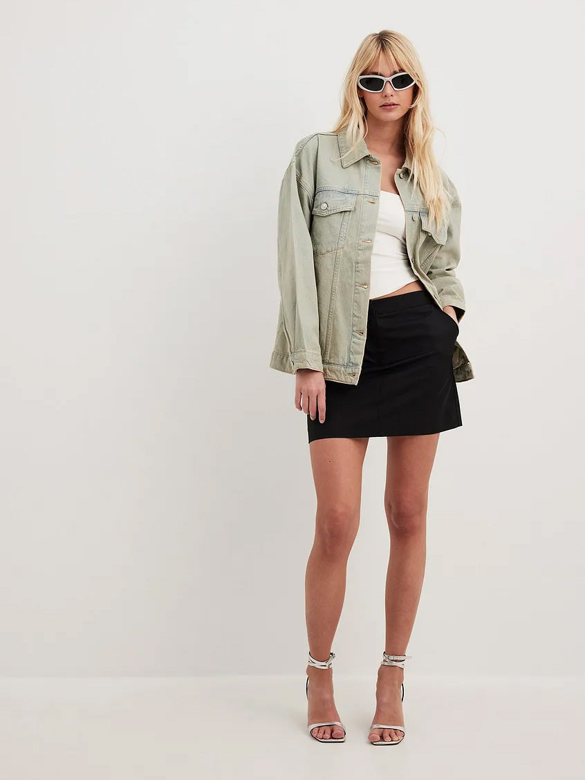 חצאית מיני בגזרת אמצע מותן