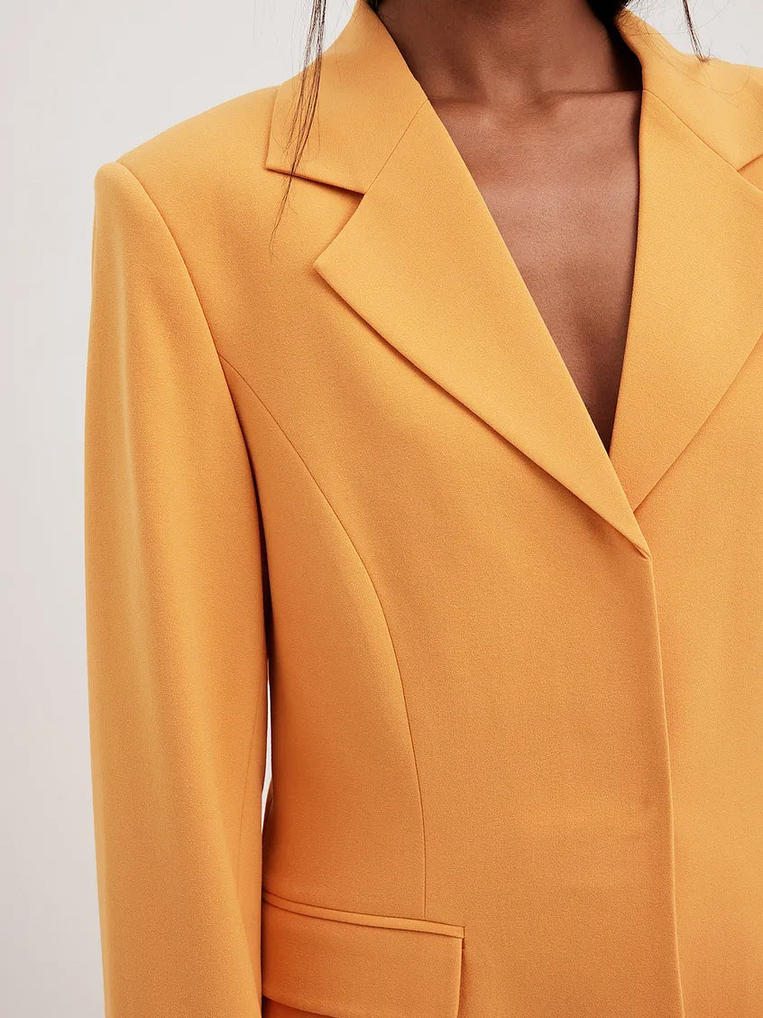 בלייזר מחוייט בגזרה צרה