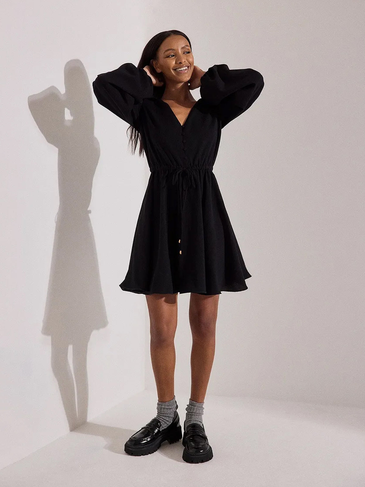 שמלת מיני עם שרוולי פעמון ANIKA TELLER X NA-KD