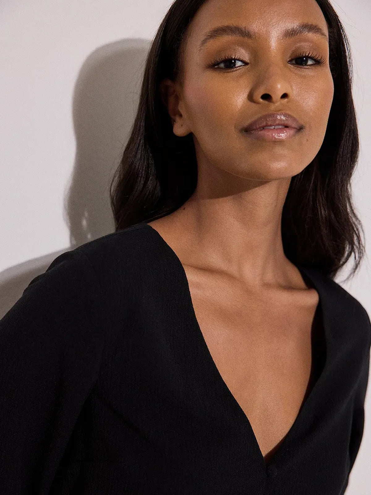 שמלת מיני עם שרוולי פעמון ANIKA TELLER X NA-KD