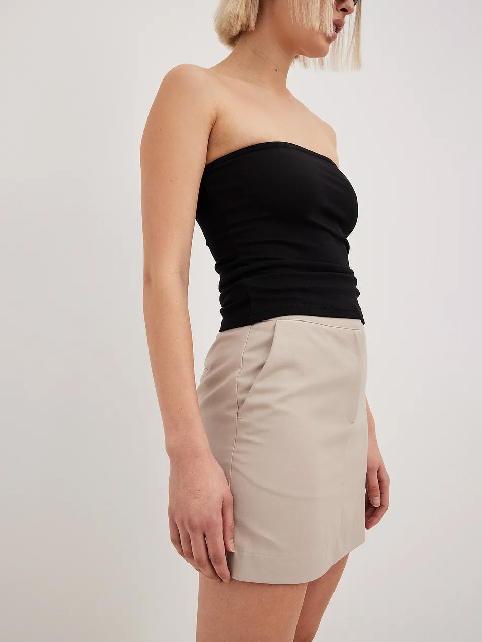 חצאית מיני בגזרת אמצע מותן