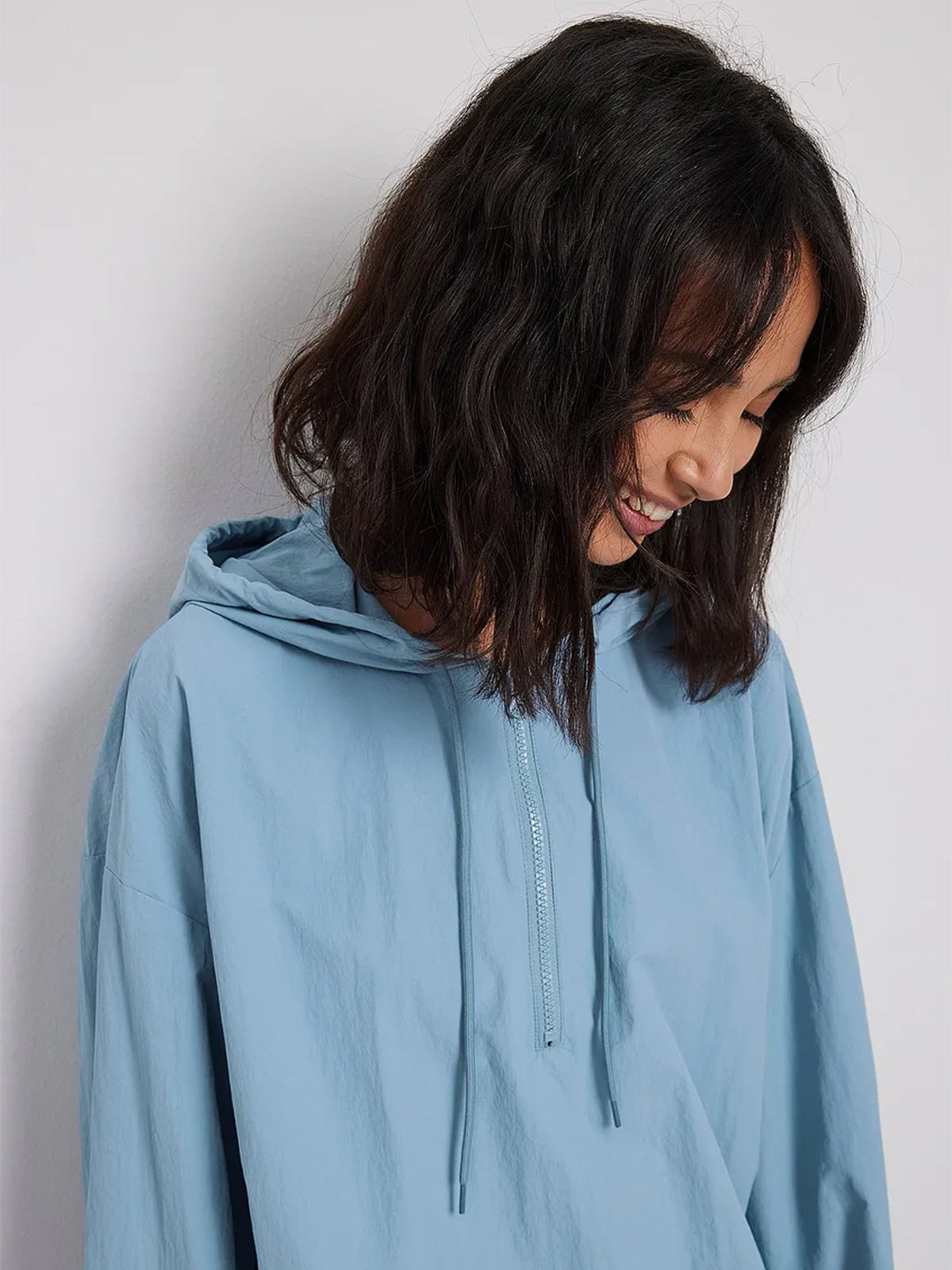 קפוצ'ון ניילון חצי רוכסן אוברסייז ANGELICA BLICK X NA-KD