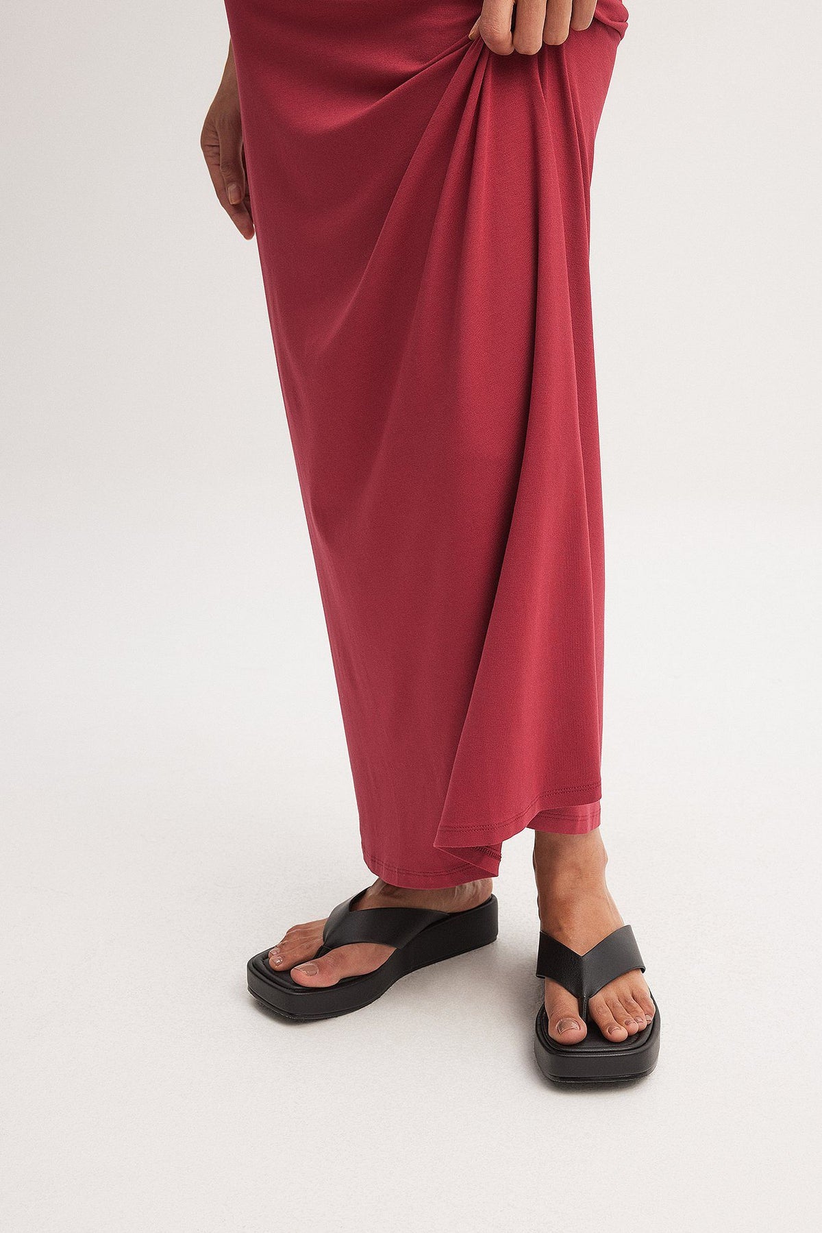 כפכפי פלטפורמה עם רצועת אצבע