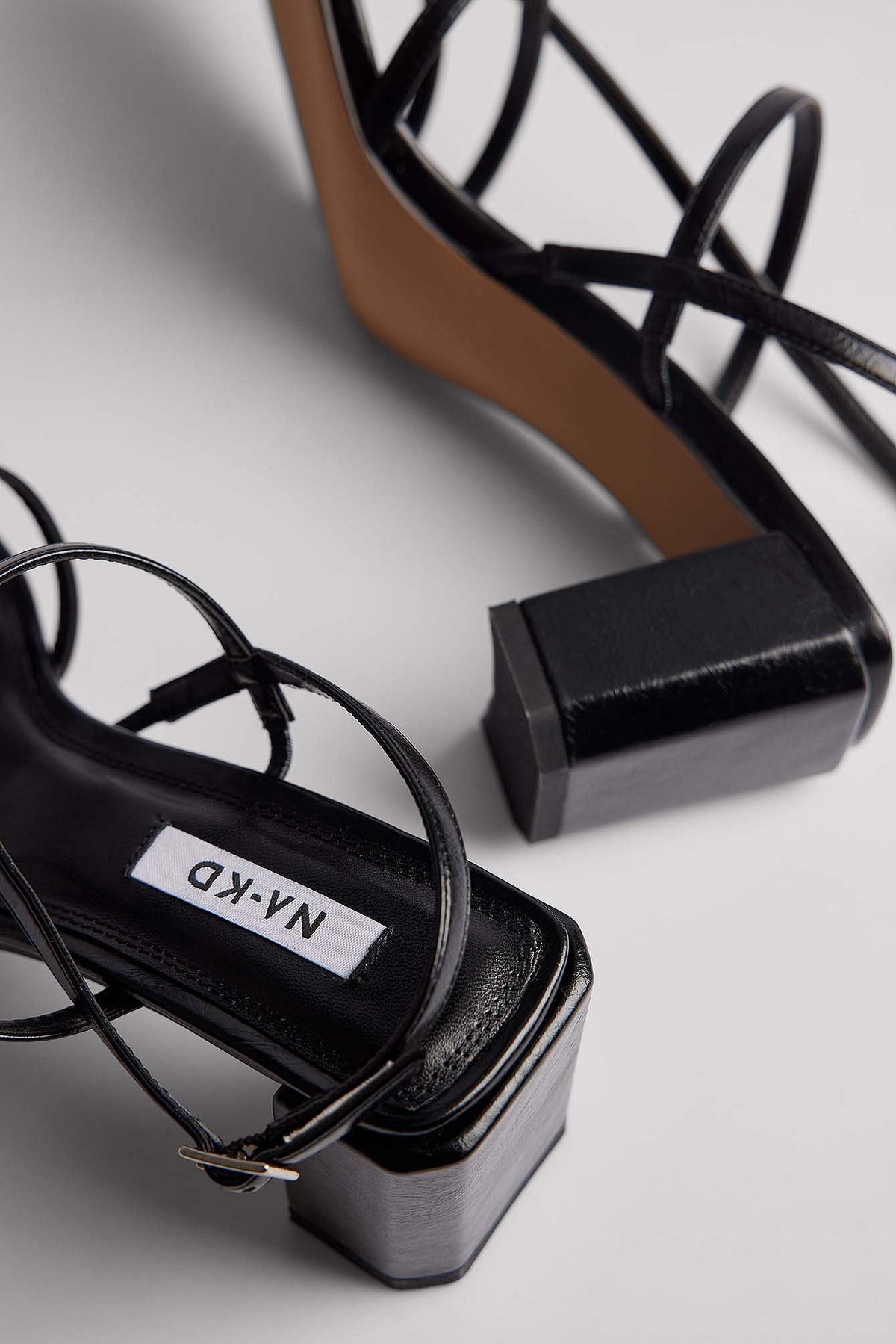 סנדלים עם עקב בלוק ורצועות