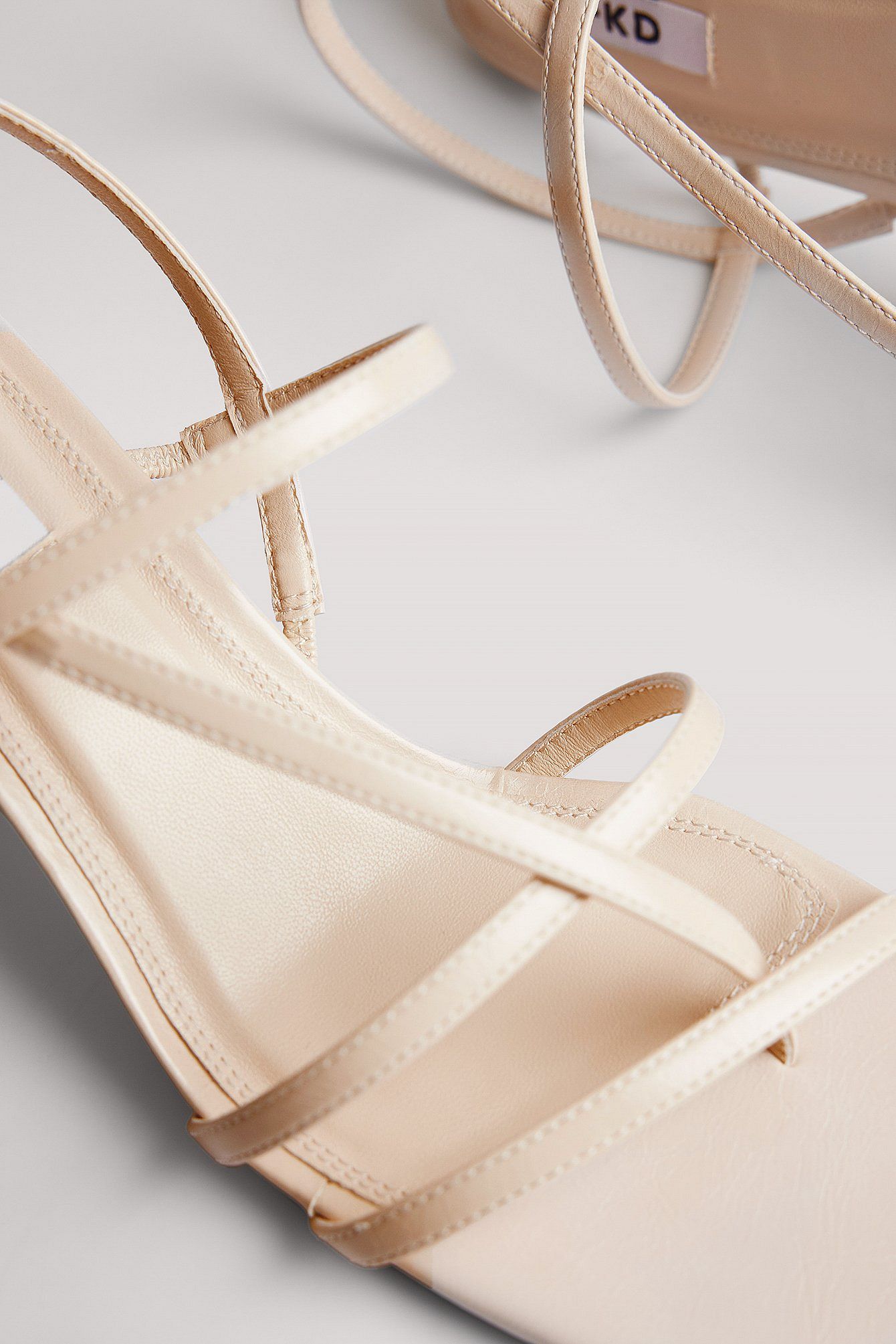 סנדלים עם עקב בלוק ורצועות- NA-KD|נייקד