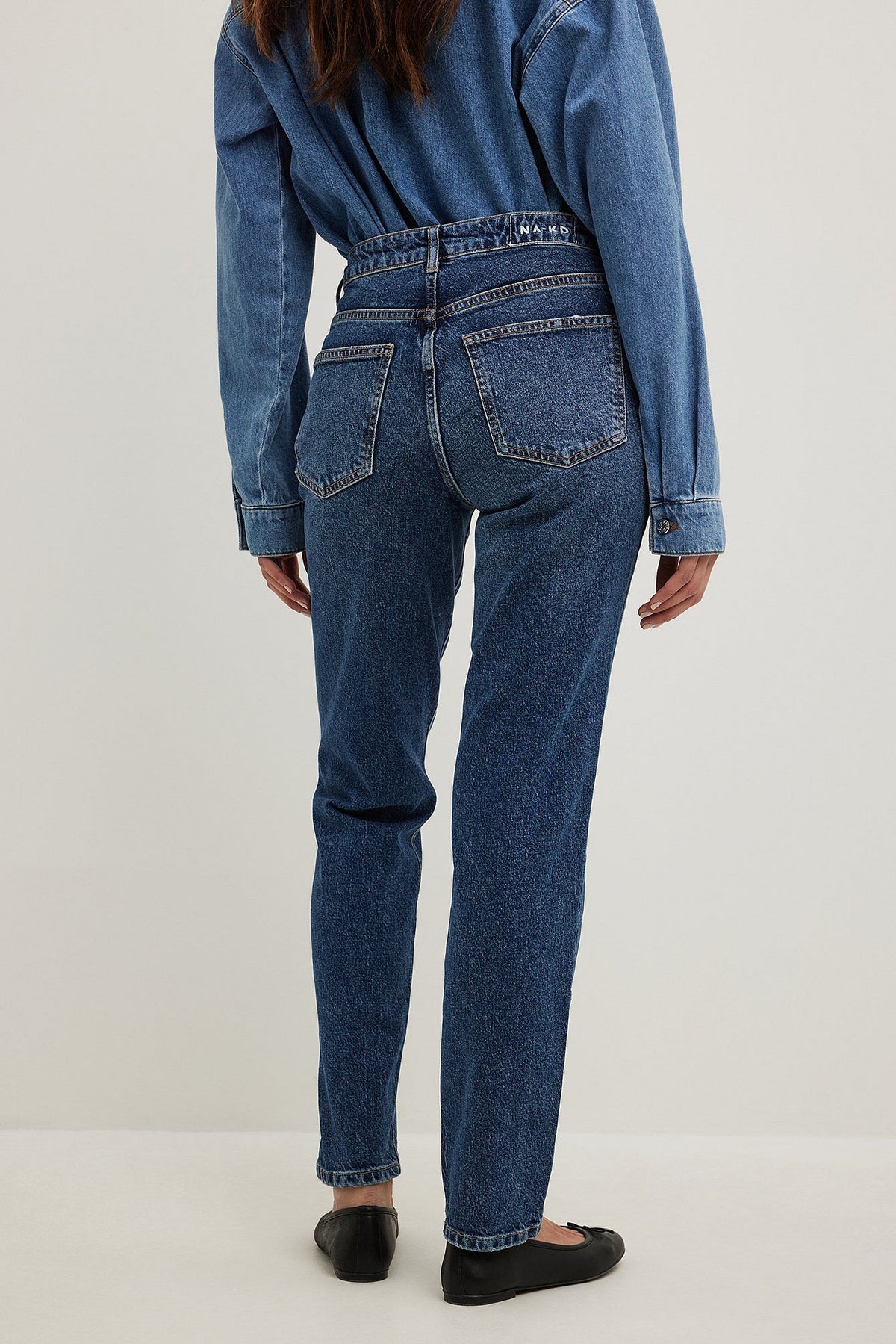 ג'ינס סקיני בגזרת מותן בינונית