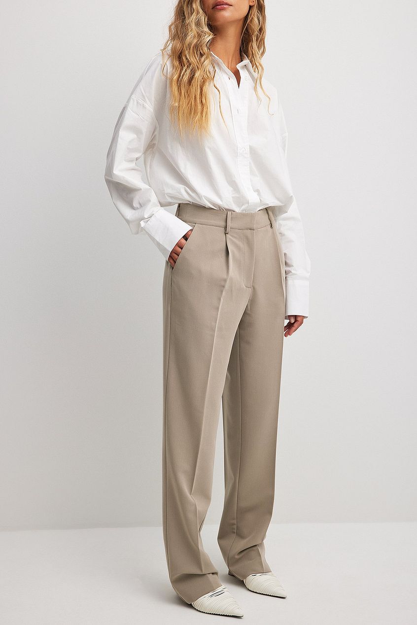 מכנסי חליפה בגזרה ישרה ובמותן בינונית- NA-KD|נייקד