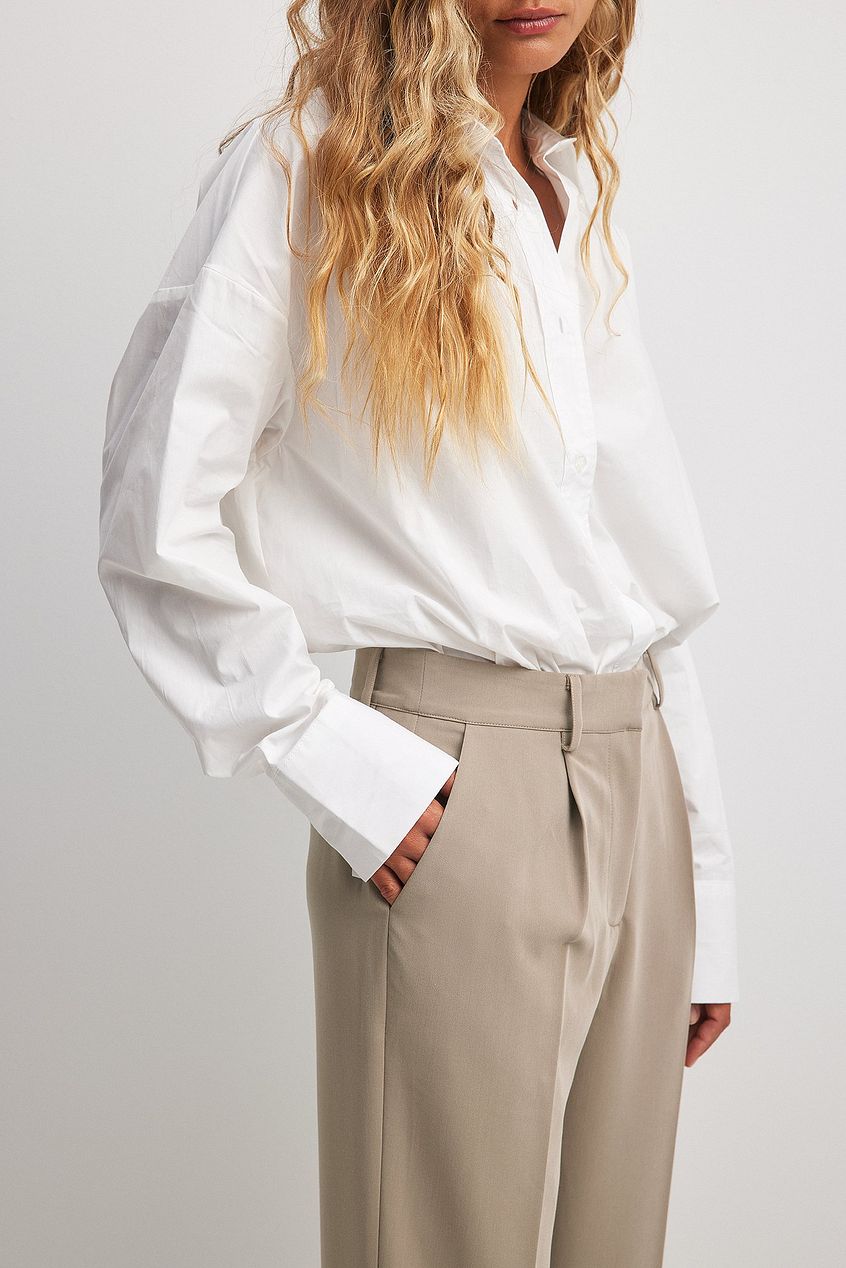 מכנסי חליפה בגזרה ישרה ובמותן בינונית